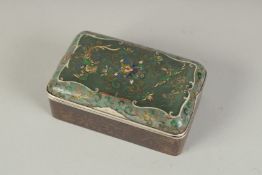 A VERY FINE 19TH CENTURY CLOISONNE ENAMELLED LIDDED BOX, with intricate wirework phoenix designs and