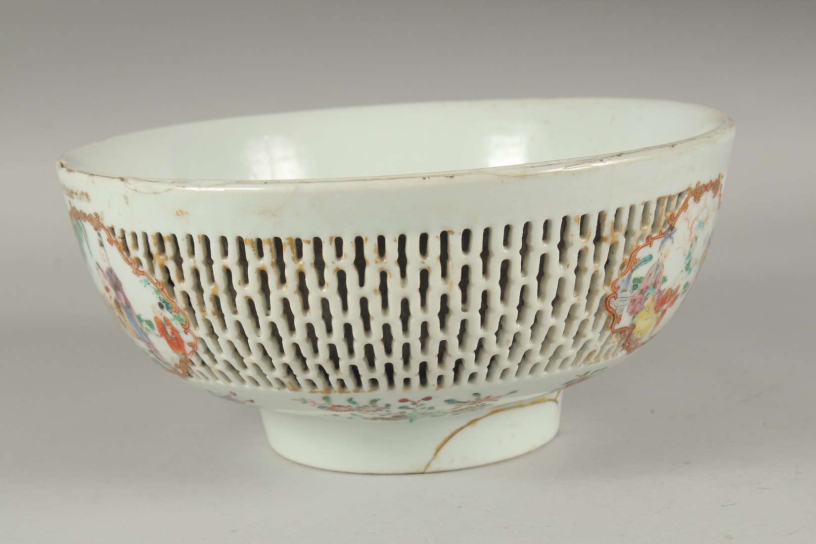 A LARGE CHINESE EXPORT FAMILLE ROSE PIERCED PORCELAIN BOWL, the openworked exterior with three - Image 2 of 8