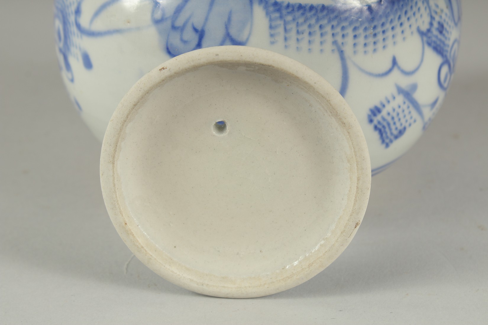 A BLUE AND WHITE PORCELAIN TEAPOT. - Image 6 of 8