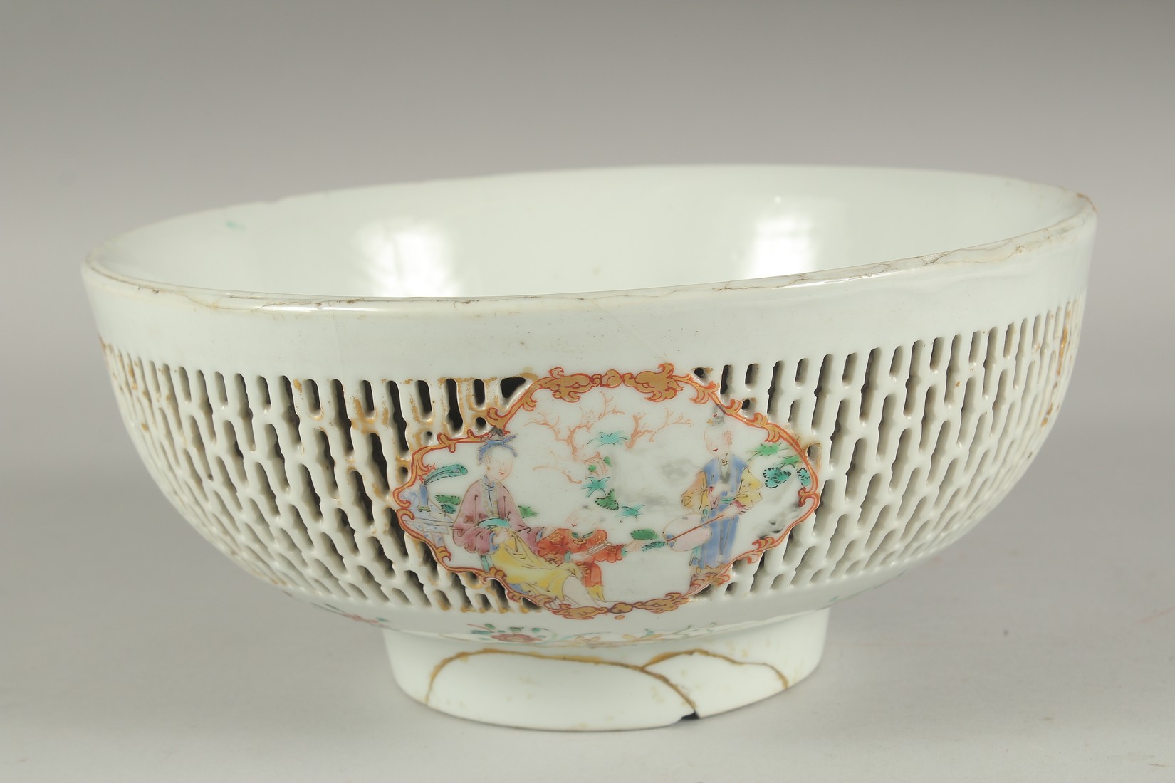 A LARGE CHINESE EXPORT FAMILLE ROSE PIERCED PORCELAIN BOWL, the openworked exterior with three - Image 3 of 8