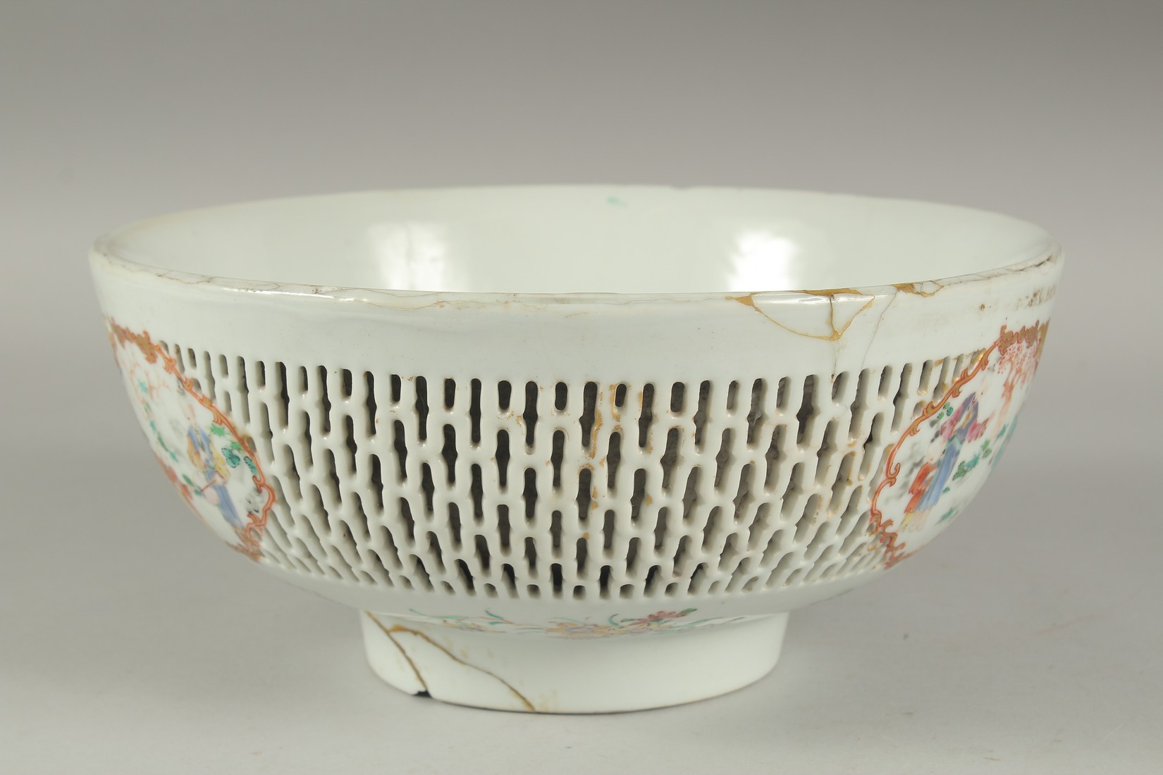 A LARGE CHINESE EXPORT FAMILLE ROSE PIERCED PORCELAIN BOWL, the openworked exterior with three - Image 4 of 8