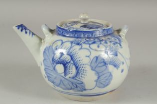 A BLUE AND WHITE PORCELAIN TEAPOT.