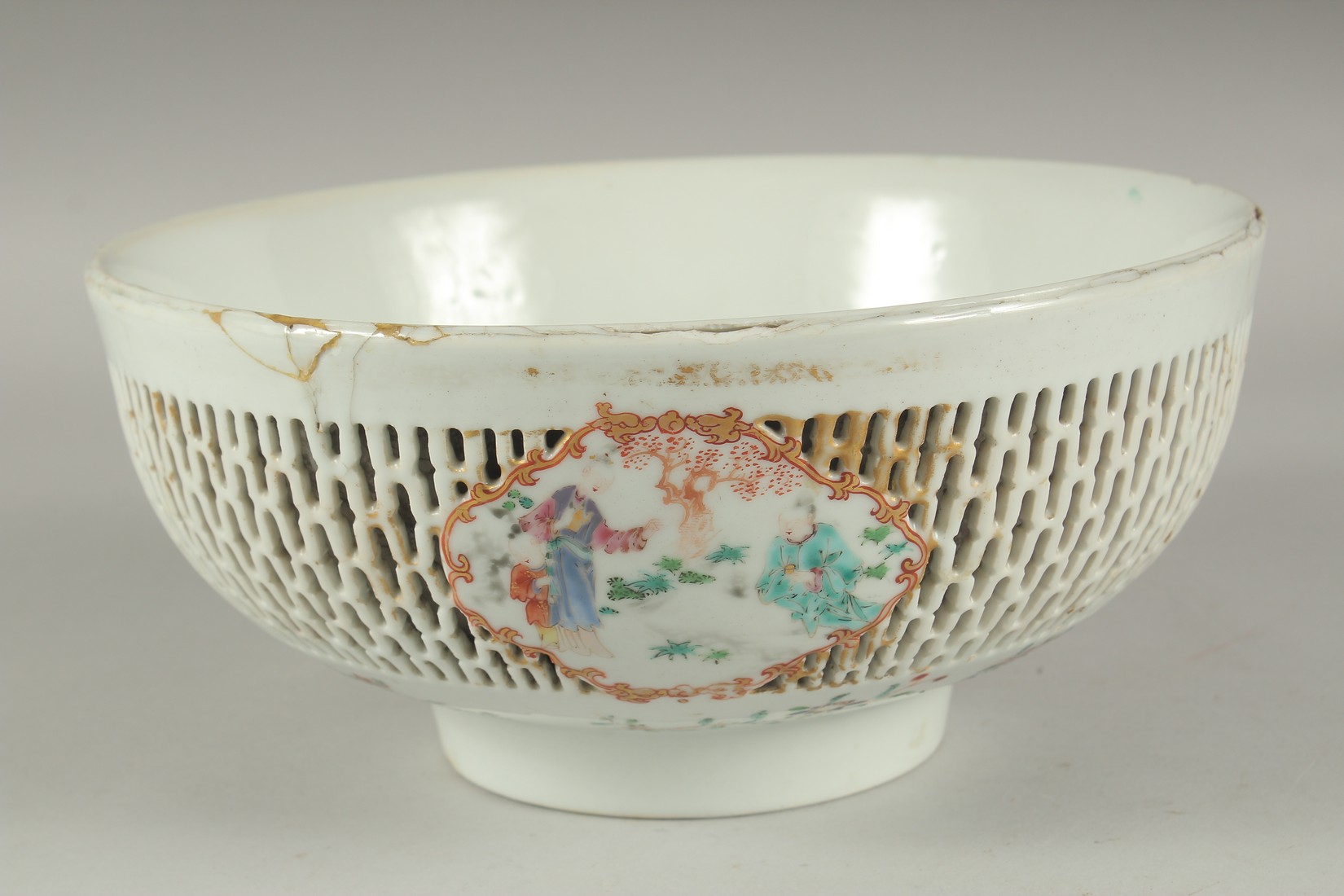 A LARGE CHINESE EXPORT FAMILLE ROSE PIERCED PORCELAIN BOWL, the openworked exterior with three - Image 5 of 8