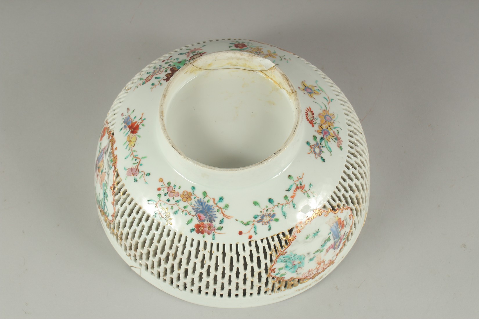 A LARGE CHINESE EXPORT FAMILLE ROSE PIERCED PORCELAIN BOWL, the openworked exterior with three - Image 8 of 8