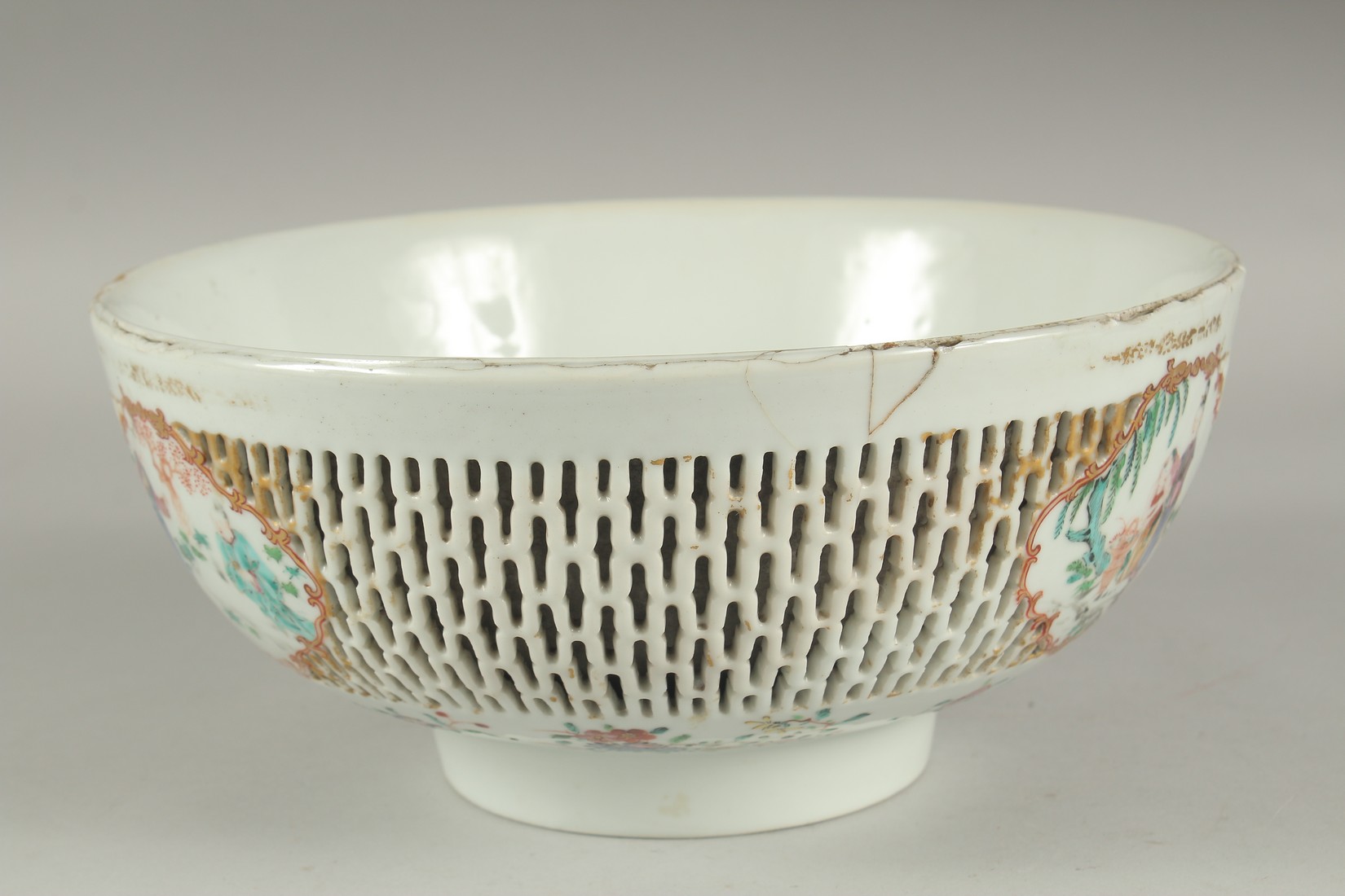 A LARGE CHINESE EXPORT FAMILLE ROSE PIERCED PORCELAIN BOWL, the openworked exterior with three - Image 6 of 8