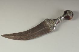 A FINE 19TH CENTURY ARAB JAMBIYA DAGGER, with silver mounted horn handle.