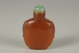 A FINE CHINESE CARVED HARDSTONE SNUFF BOTTLE AND JADE STOPPER - with gilded white metal spoon, 7cm