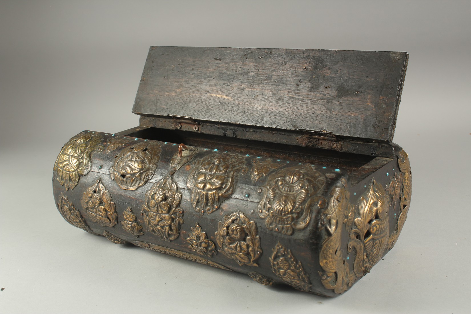 A TIBETAN TURQUOISE INSET BRASS MOUNTED WOODEN BOX, 35cm x 21cm. - Image 7 of 7