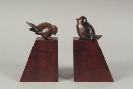 DAN KARNER PARIS A PAIR OF CARVED WOOD BOOK ENDS with birds. Signed. 5.5ins x 7ins