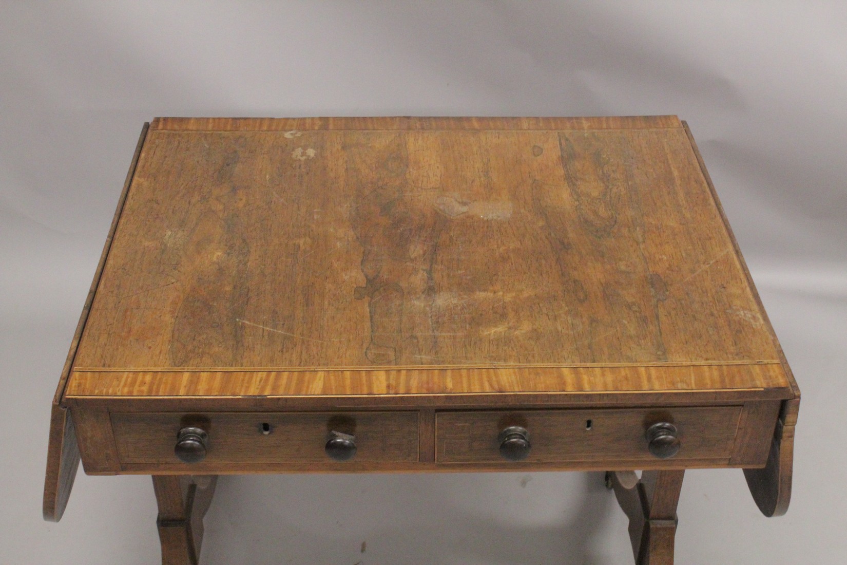 A REGENCY ROSEWOOD SOFA TABLE with folding flaps, on curving legs with casters. 4ft 4ins long - Image 2 of 4