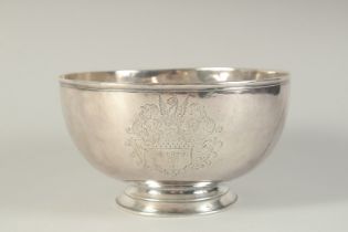 A SUPERB GEORGE II IRISH CIRCULAR PEDESTAL BOWL. 6.5ins diameter x 3.5ins high with crest*. Dublin