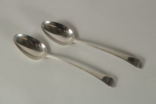 A PAIR OF GEORGE III FEATHER EDGE SILER SPOONS. London 1784, Maker: William Cattell.