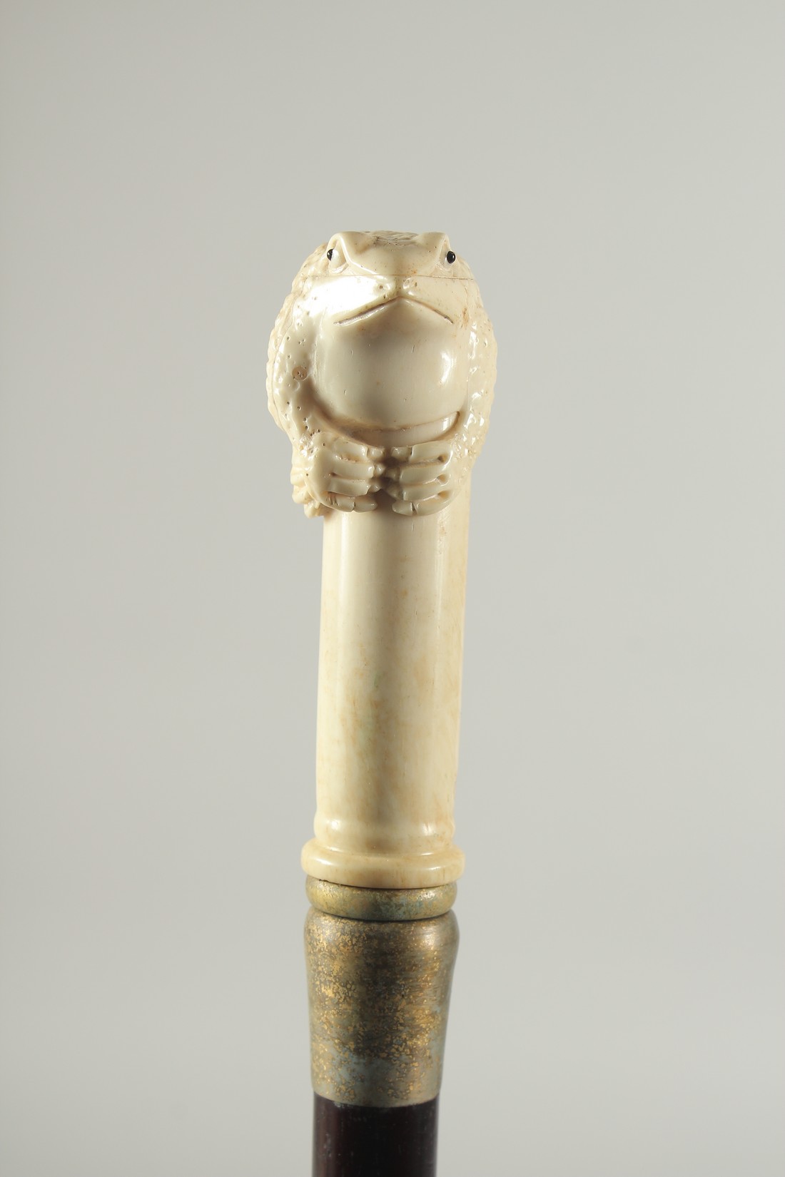 A CARVED BONE HANDLE WALKING STICK "TOAD". 2ft 11ins long. - Image 2 of 4