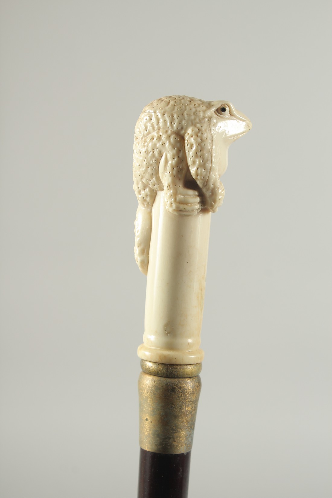 A CARVED BONE HANDLE WALKING STICK "TOAD". 2ft 11ins long. - Image 3 of 4