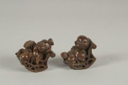 A GOOD PAIR OF JAPANESE BRONZE PIGS. 1.5ins