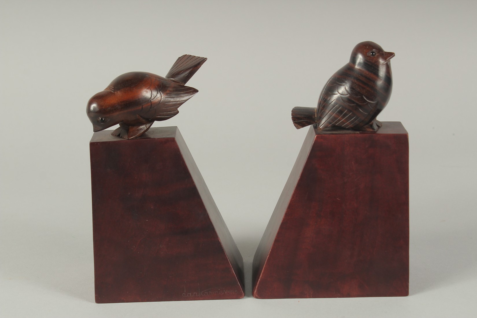 DAN KARNER PARIS A PAIR OF CARVED WOOD BOOK ENDS with birds. Signed. 5.5ins x 7ins - Image 2 of 4