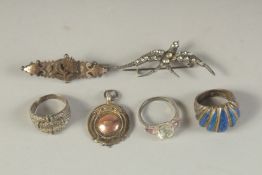 A FOOTBALL PENDANT, TWO BAR BROOCH AND THREE RINGS (6).
