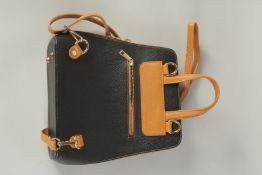 A BORSE IN PELLE BLACK AND BROWN LEATHER HAND BAG.