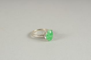 A WHITE GOLD JADE RING.