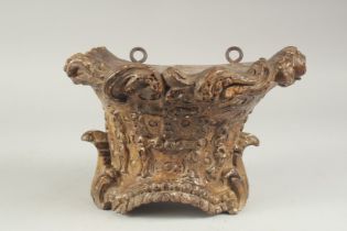 A GOOD 17TH CENTURY CARVED AND GILDED WOODEN CAPITOL. 7.5ins x 10ins.