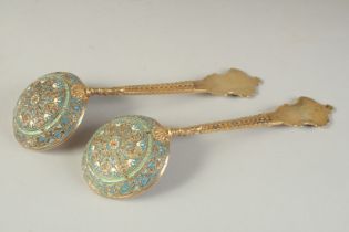 A PAIR OF RUSSIAN SILVER AND ENAMEL SPOONS. 7ins long. Marks: 84, weight: 180gms.