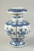 A CHINESE BLUE AND WHITE VASE. 21cm high.