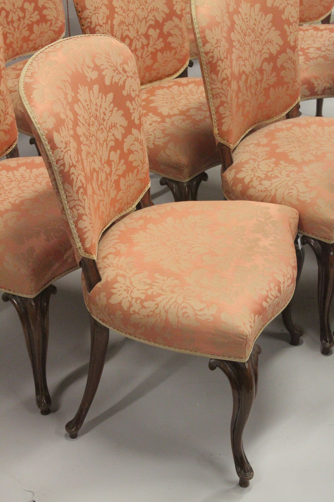 A SUPERB SET OF TEN 19TH CENTURY HEPPLEWHITE DINING CHAIRS, two with arms, with padded seats and - Image 3 of 4