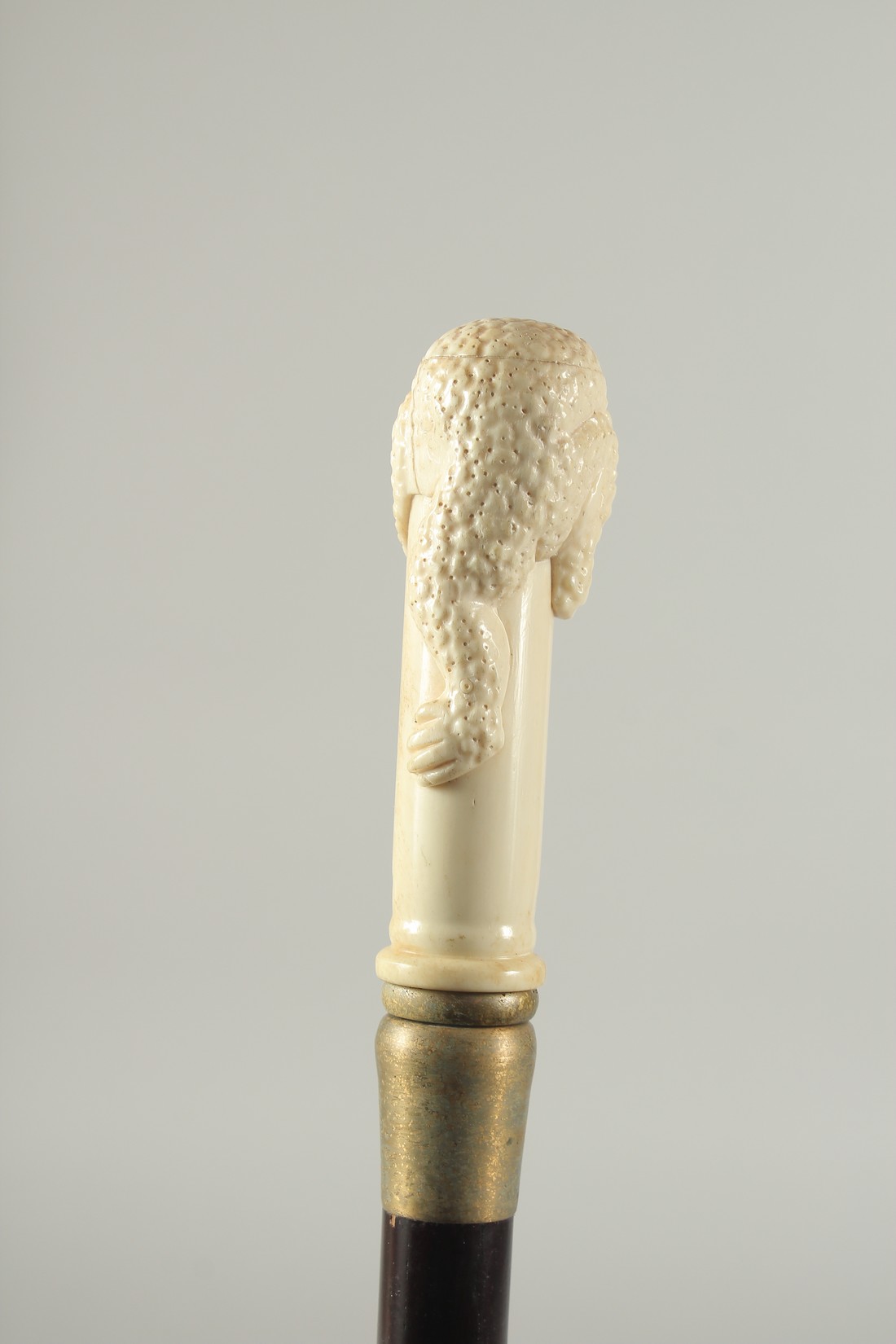 A CARVED BONE HANDLE WALKING STICK "TOAD". 2ft 11ins long. - Image 4 of 4