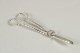 A PAIR OF SILVER PLATE GRAPE SCISSORS.