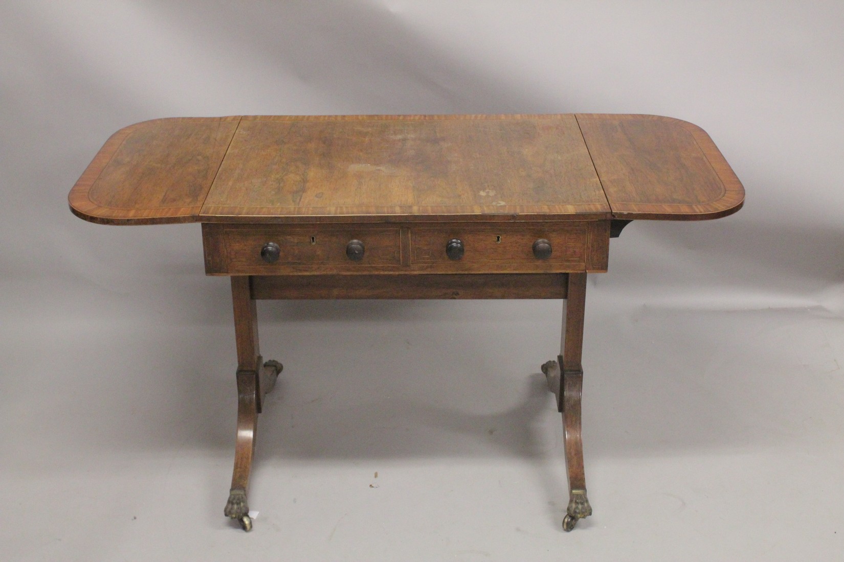 A REGENCY ROSEWOOD SOFA TABLE with folding flaps, on curving legs with casters. 4ft 4ins long - Image 4 of 4