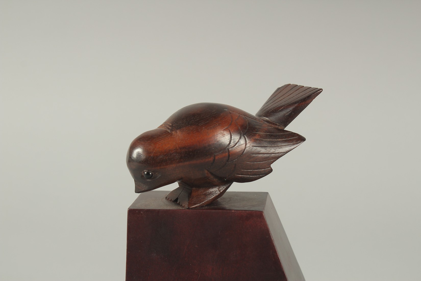 DAN KARNER PARIS A PAIR OF CARVED WOOD BOOK ENDS with birds. Signed. 5.5ins x 7ins - Image 3 of 4
