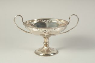 A GEORGE V CIRCULAR SILVER TWO HANDELED TAZZA. 5ins diameter, London 1919. Weight: 6ozs.