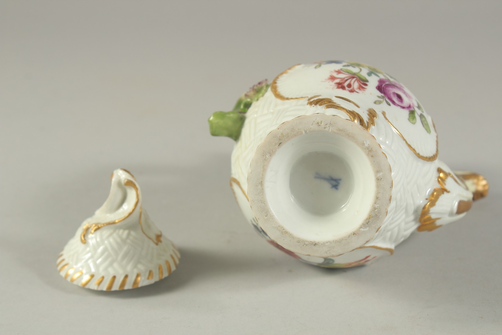 A SMALL MEISSEN PORCELAIN JUG AND COVER painted with flowers. Cross swords mark in blue. 6.5ins high - Bild 6 aus 6