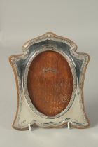A SHAPED SILVER MOUNTED PHOTOGRAPH FRAME. 7.5ins x 6ins. Birmingham 1905.