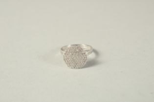 AN 18 CT WHITE GOLD DIAMOND CLUSTER RING.