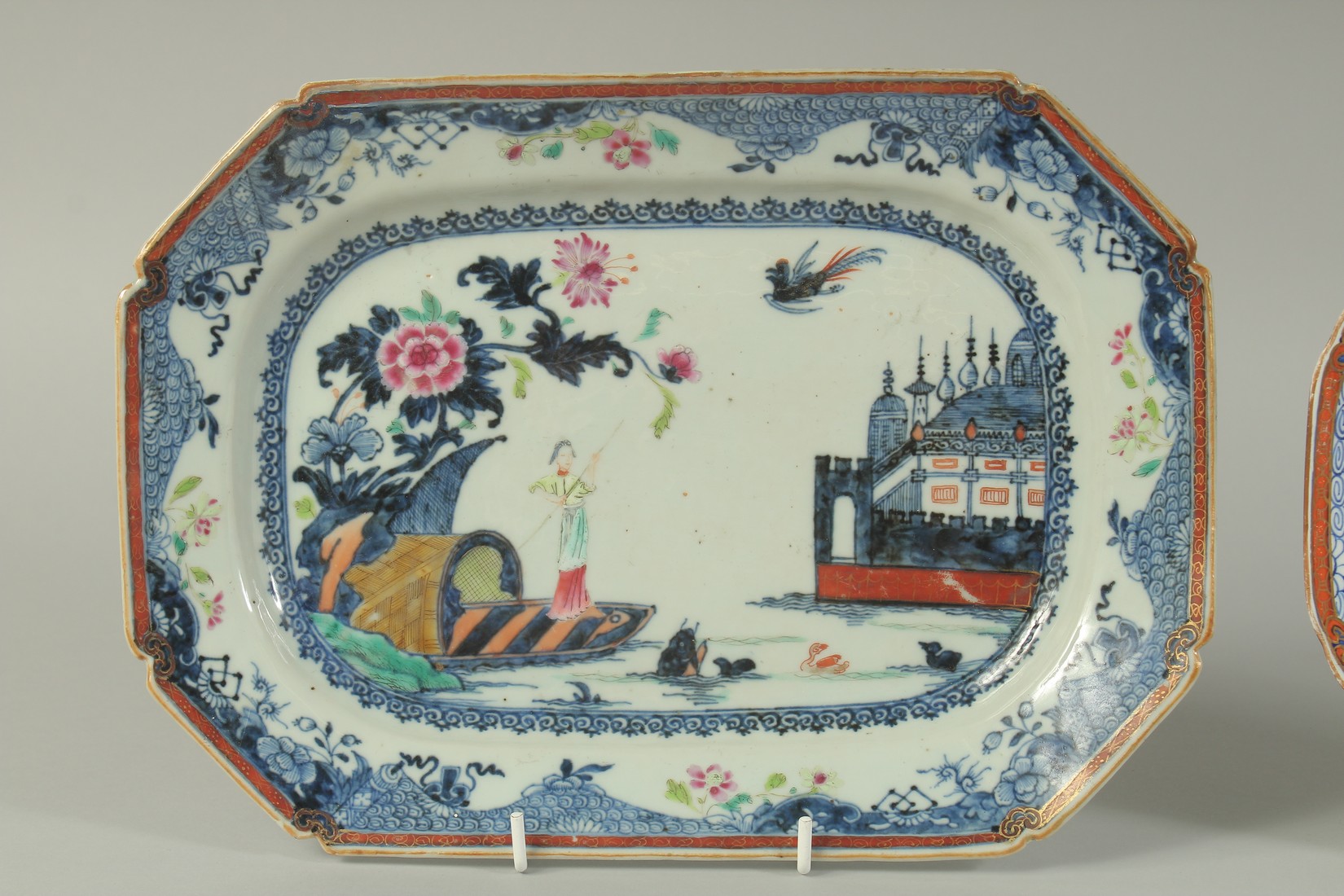 A DERBY PLATE AND EARLIER CHINESE PORCELAIN DISH of the same pattern. Clobbered decoration. Circa - Bild 2 aus 6