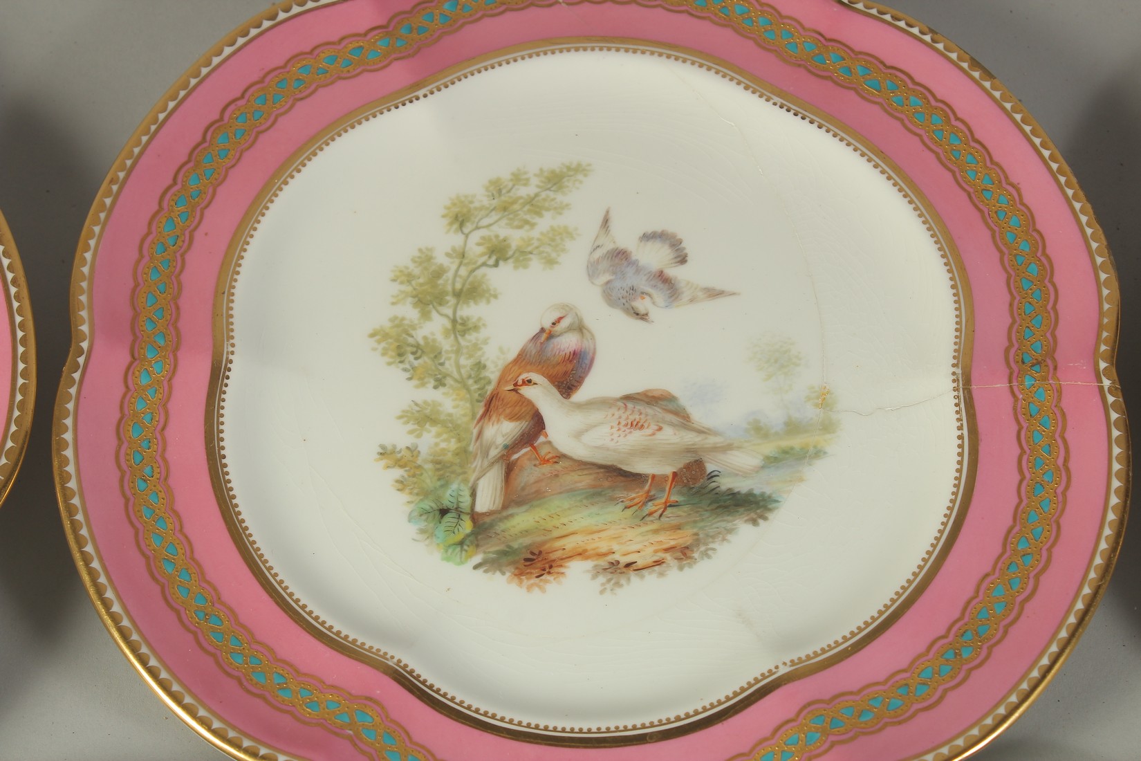 A PAIR OF PLATES painted with birds and three painted with flowers (3). - Bild 3 aus 7