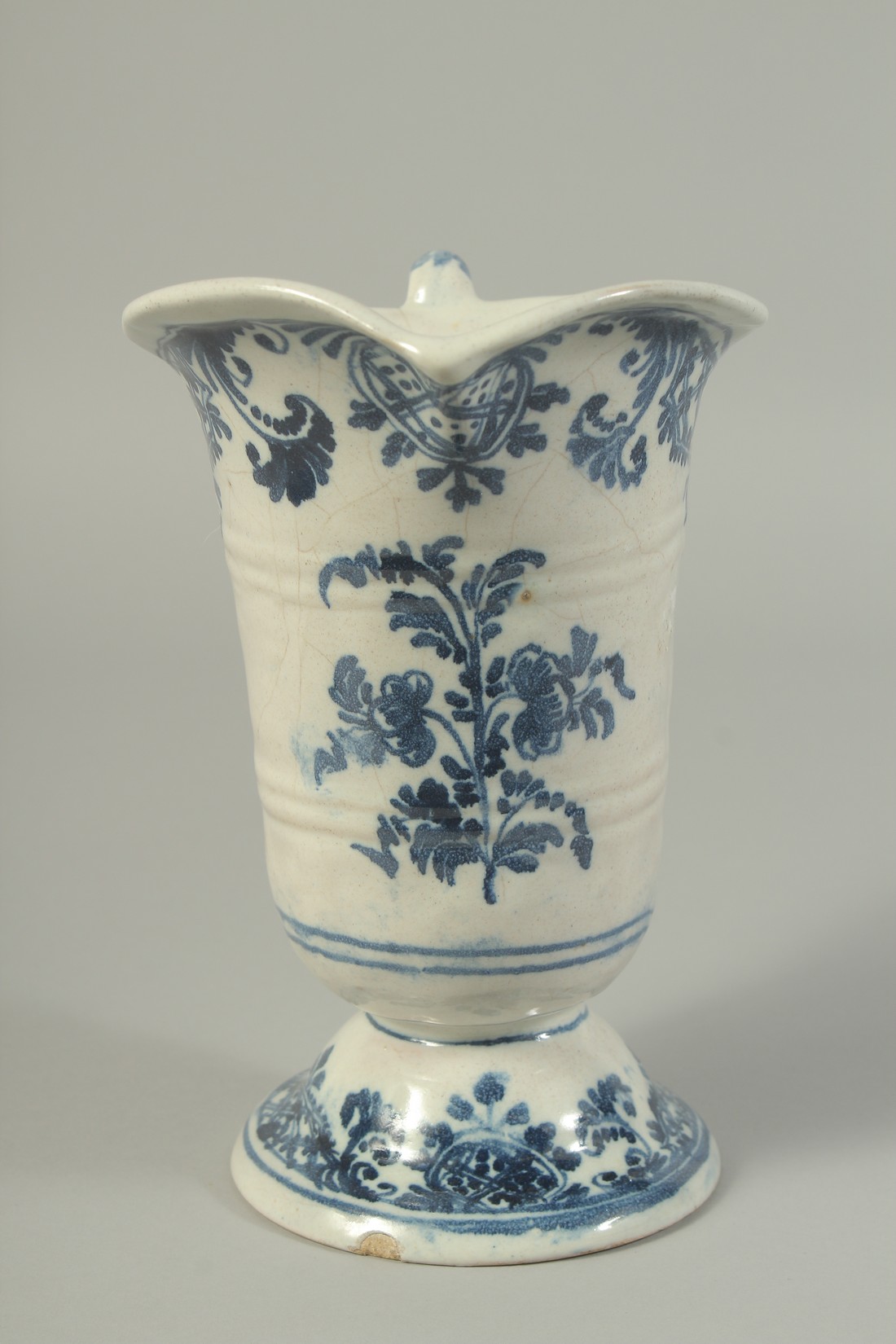 AN 18TH CENTURY ROUEN BLUE AND WHITE DELFT PATTERN JUG with carrying handle. 8ins high. - Bild 2 aus 7