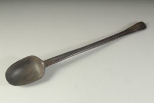 A VERY RARE 18TH CENTURY SPOON. 20ins long.