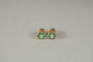 A PAIR OF 18CT YELLOW GOLD, DIAMOND AND EMERALD FLOWER HEAD EAR STUDS.