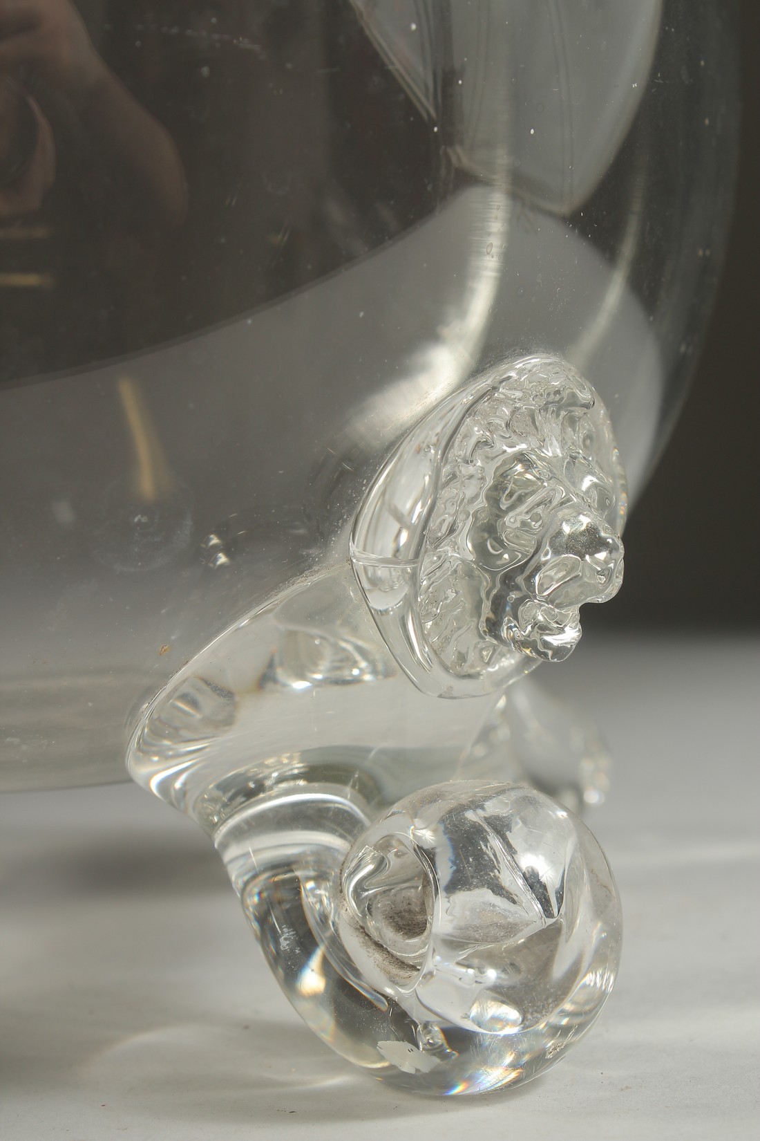 A GOOD VERY LARGE GLASS JUG engraved with a coat of arms and supported on four lion feet. 16ins - Bild 3 aus 7