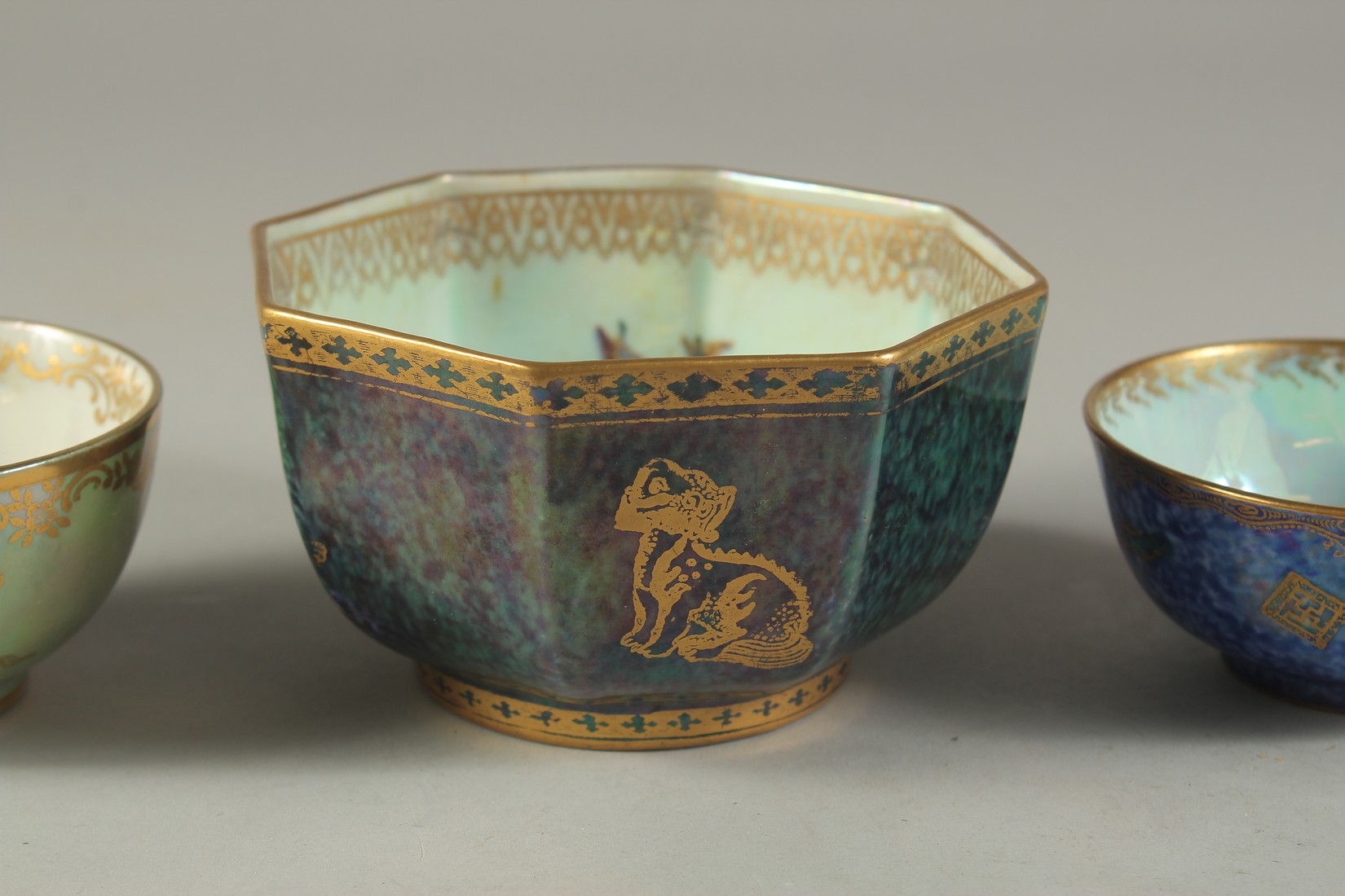 TWO SMALL WEDGWOOD LUSTRE BOWLS, 3ins diameter, an octagonal bowl pattern no. 7483, 4ins and a Devon - Bild 4 aus 7