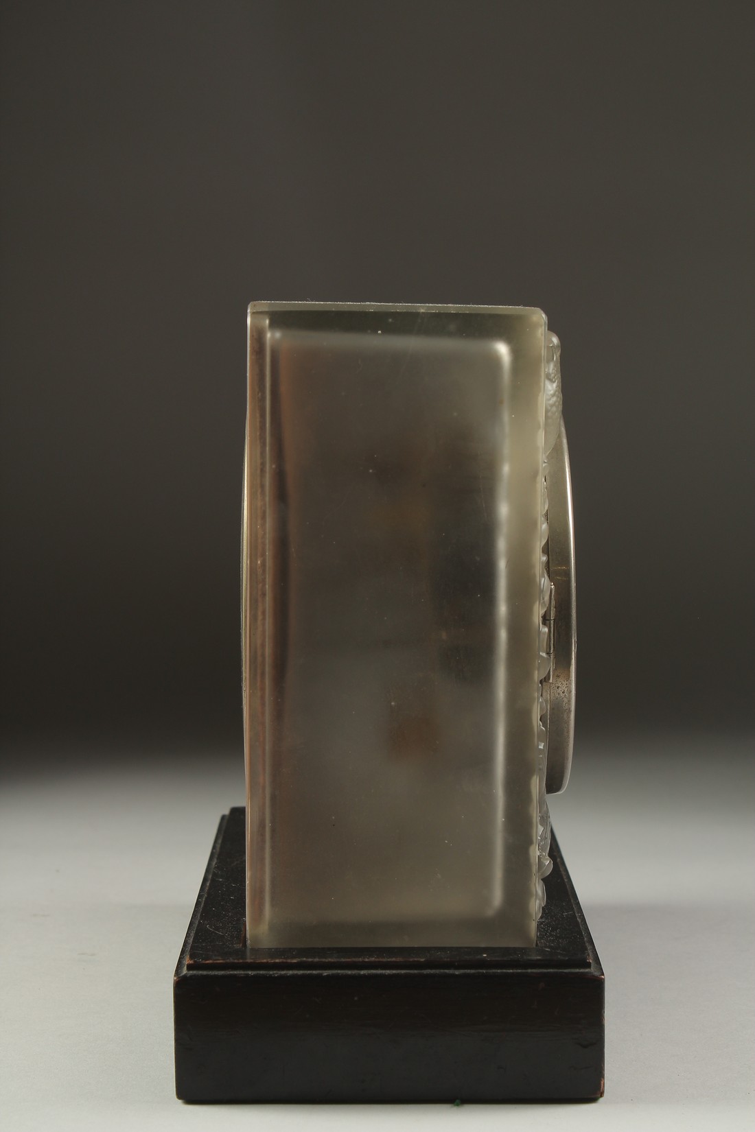 A RENE LALIQUE "QUATRE MOINEAUX DU JAPON" GLASS ART DECO DESK CLOCK with silvered pewter dial. - Bild 2 aus 7