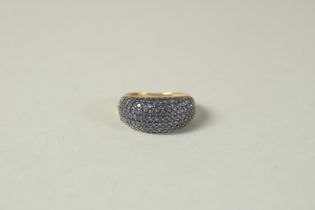 A GOLD RING SET WITH BLUE STONES.