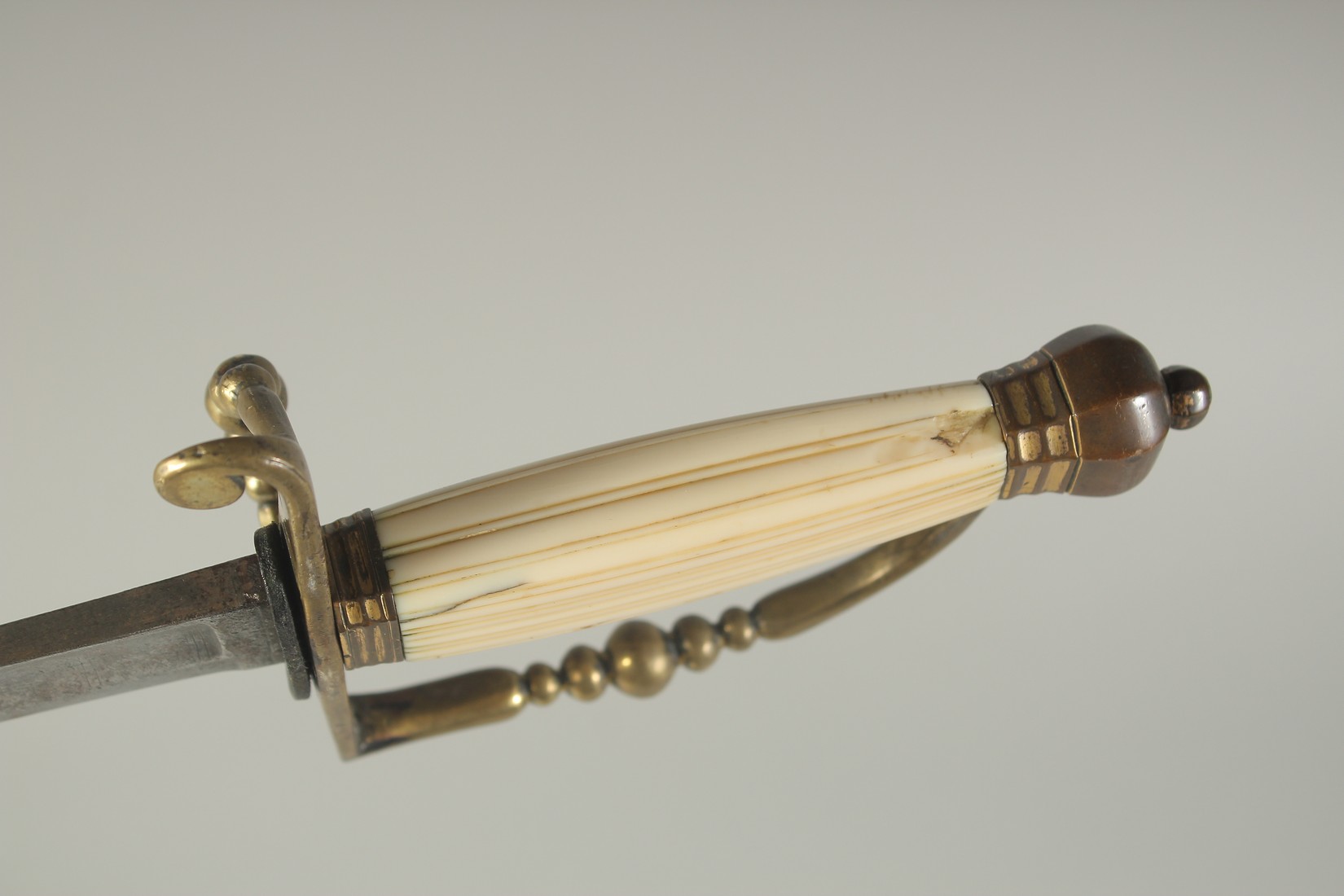 AN EARLY 19TH CENTURY SWORD, CIRCA 1810 - 1820, with engraved blade. - Bild 5 aus 7