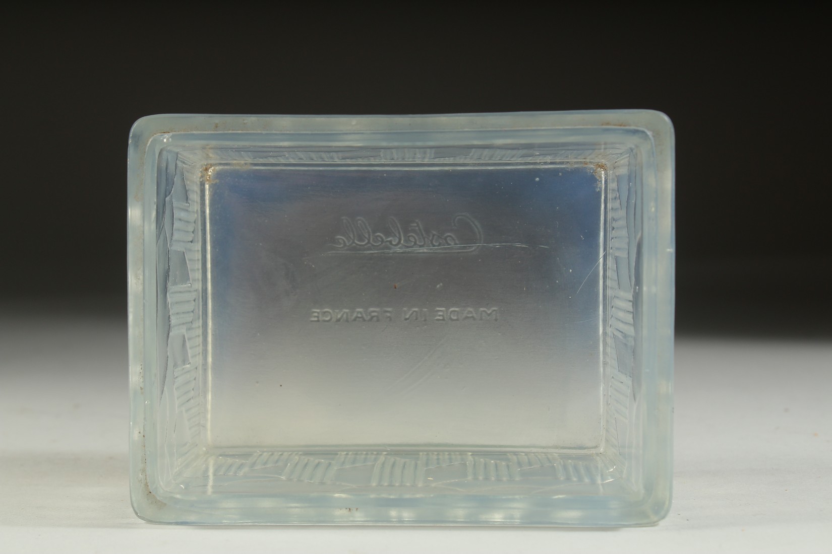 A CASTELLANI FRENCH OPALINE RECTANGULAR BOX AND COVER, the lid with two figures. 4.75ins. - Bild 6 aus 7