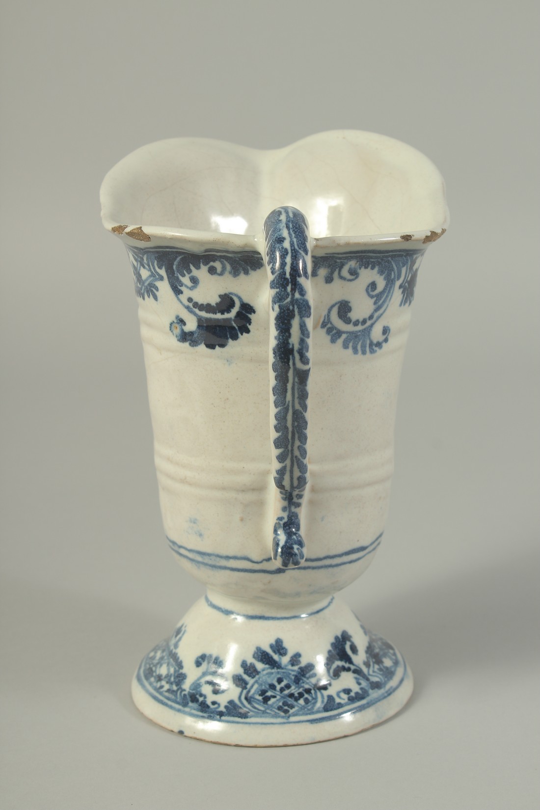 AN 18TH CENTURY ROUEN BLUE AND WHITE DELFT PATTERN JUG with carrying handle. 8ins high. - Bild 4 aus 7