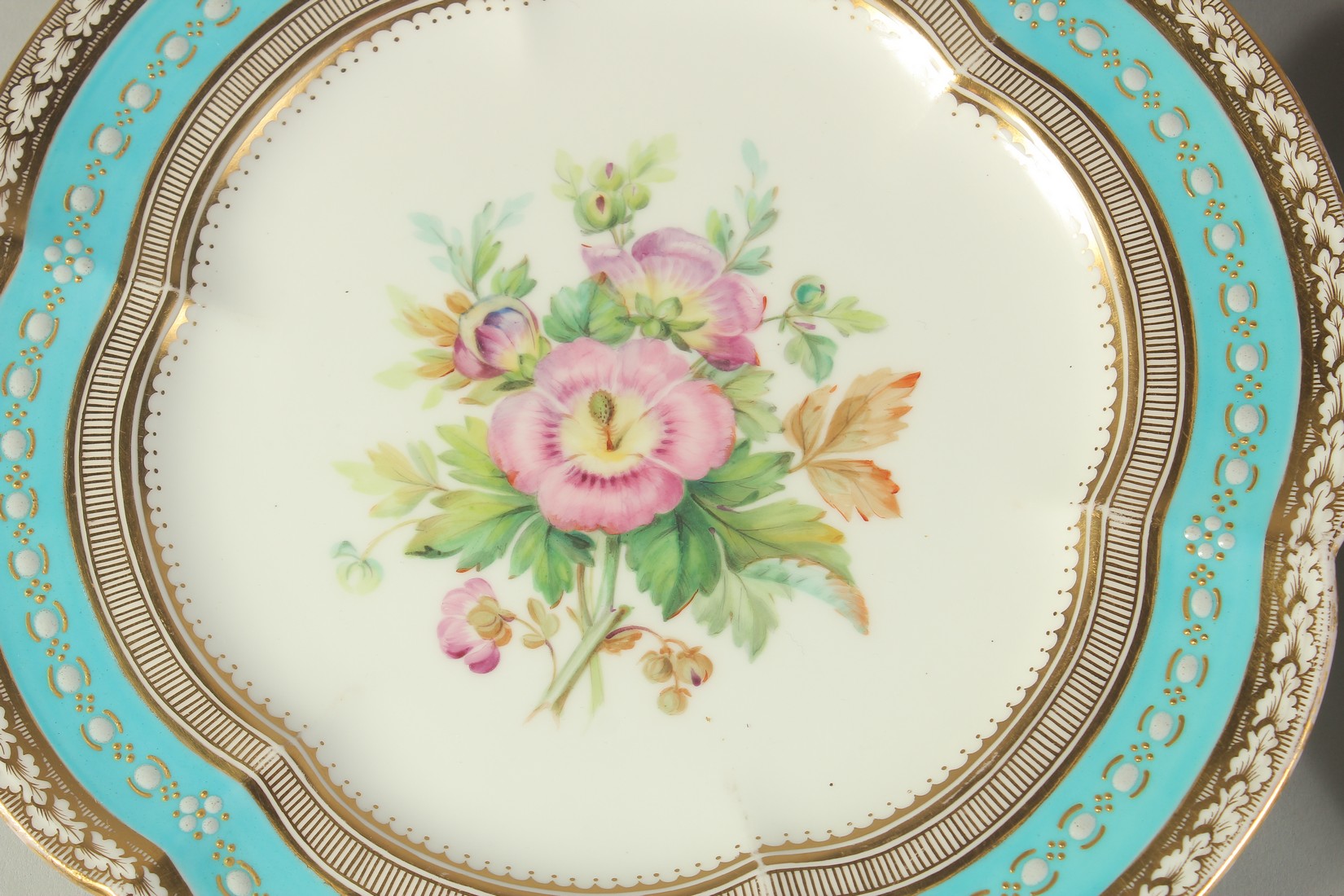 A PAIR OF PLATES painted with birds and three painted with flowers (3). - Bild 6 aus 7