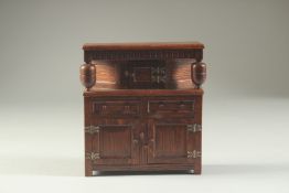 A GOOD 18TH CENTURY DESIGN MINIATURE COURT CUPBOARD, the upper section with panel doors and cup