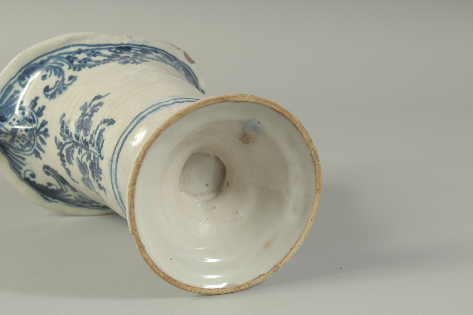 AN 18TH CENTURY ROUEN BLUE AND WHITE DELFT PATTERN JUG with carrying handle. 8ins high. - Bild 6 aus 7